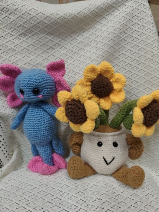 Вязаные игрушки ждут своих друзей