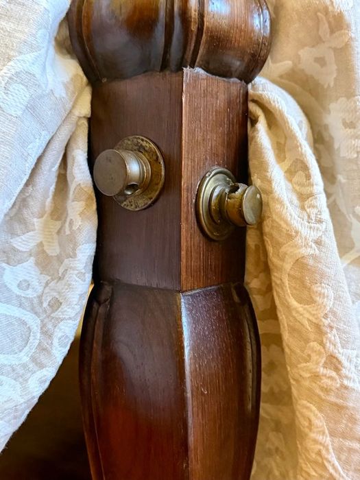 Cama em Pau-Santo entalhado