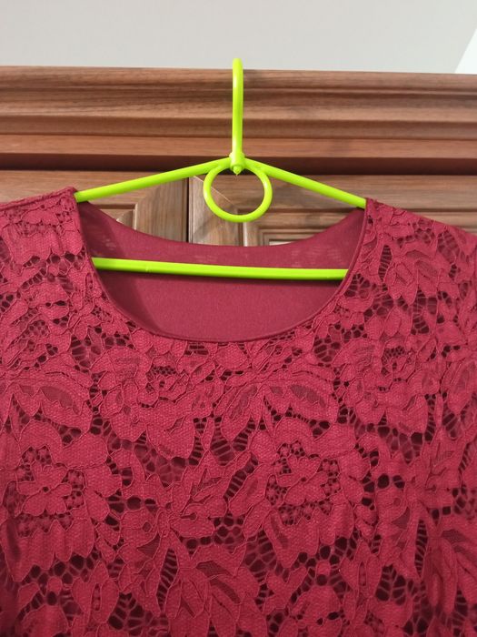 Bordowa koronkowa sukienka