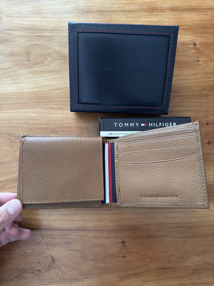 Carteira Tommy Hilfiger Castanha em pele