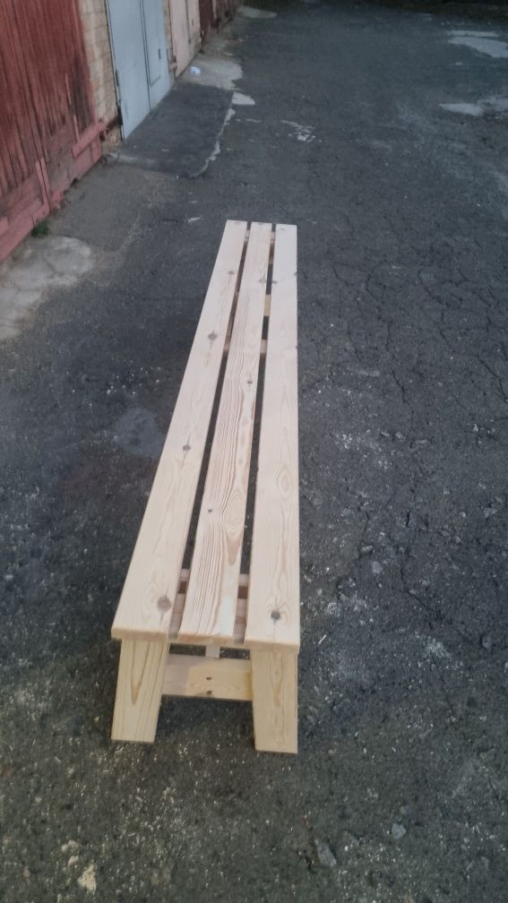 Лавка из дерева.