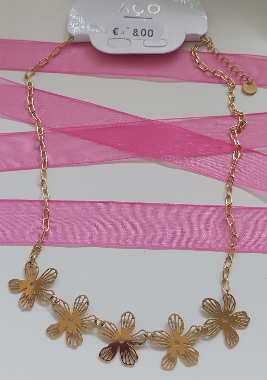 Colar dourado, em aço, com 5 flores. Tem extensor