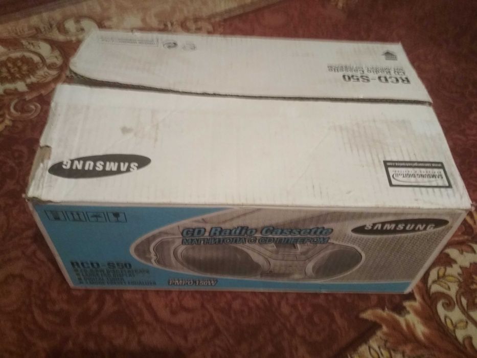 Музичний центр. Магнітола. Програвач CD дисків, касет, FM радіо.