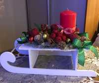 Stroik bożonarodzeniowy ze świecą na sankach