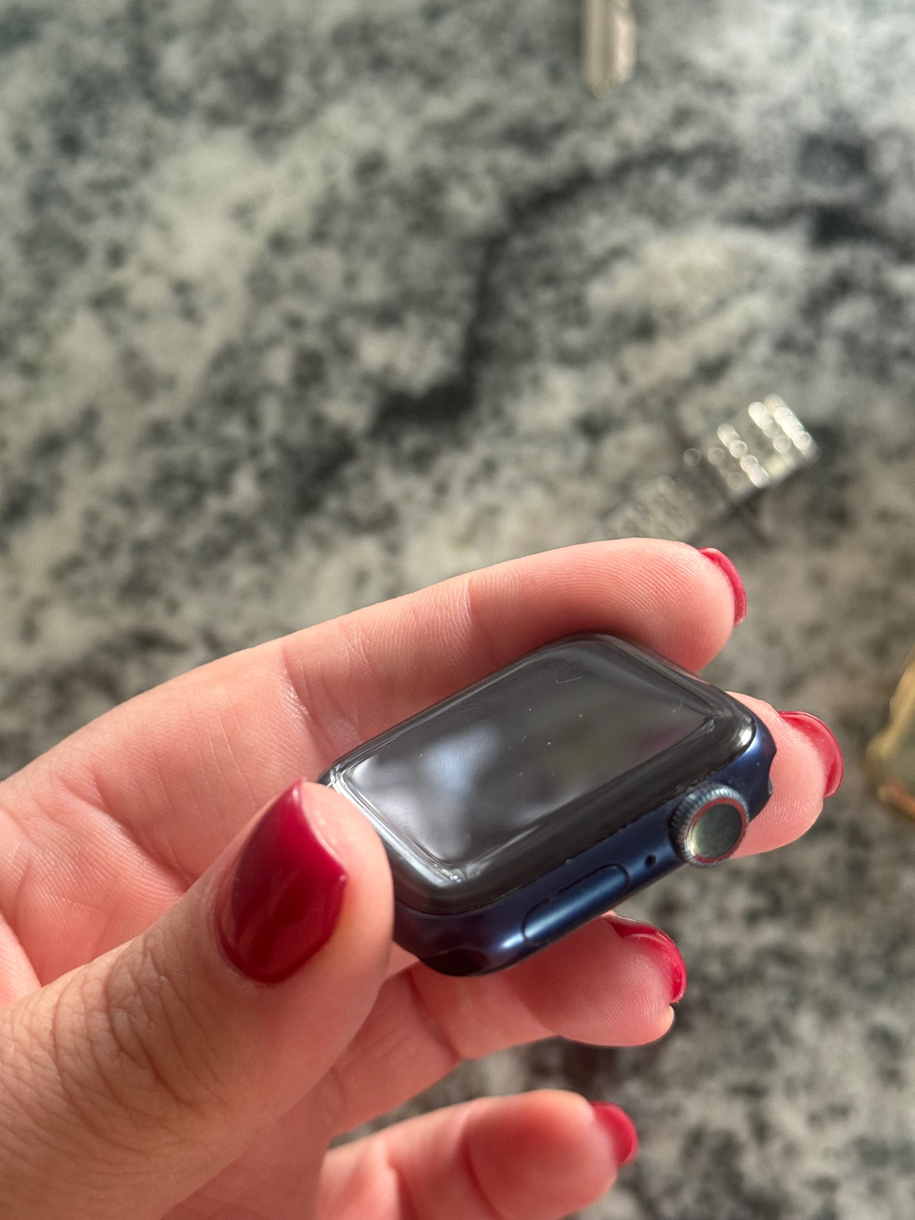 Apple Watch Series 6 (GPS + Cellular)