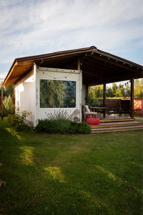 Дивовжний будиночок на березі чистого озера