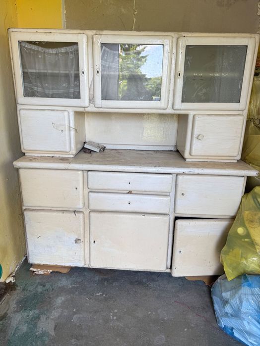 Stary kredens do renowacji