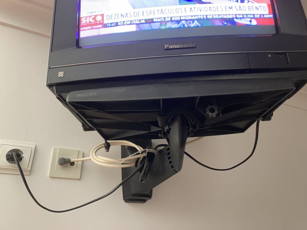 Televisão antiga Panasonic com suporte de parede