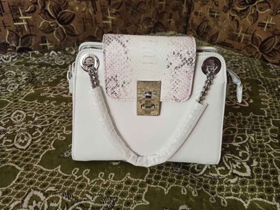 Женская стильная сумочка с ремешком через плечо.