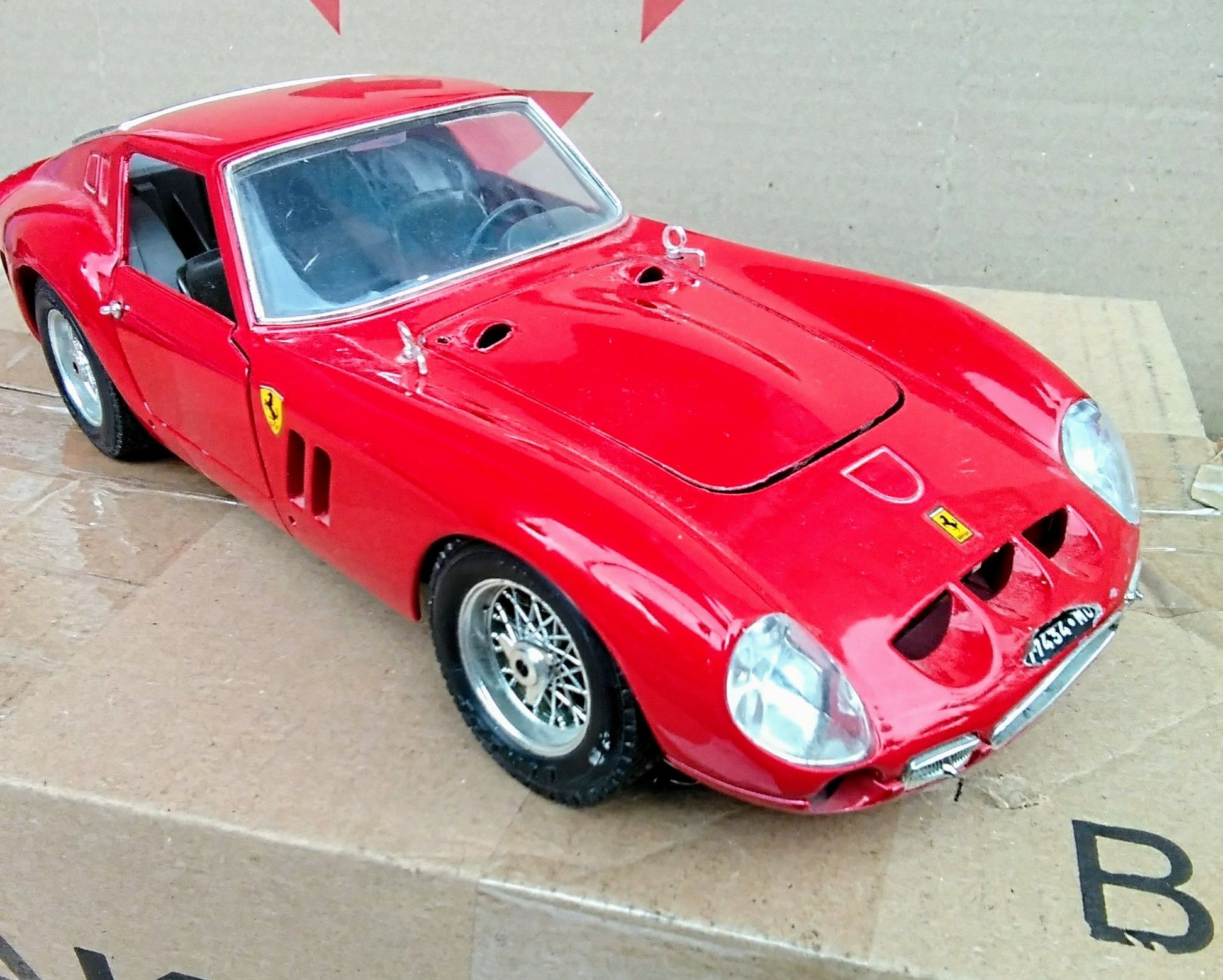 Коллекционная модель авто Ferrari GTO  (1962) 1/18