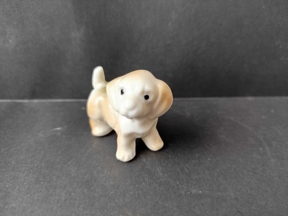 Porcelanowa figurka miniaturowa psa wyprodukowana w Japonii