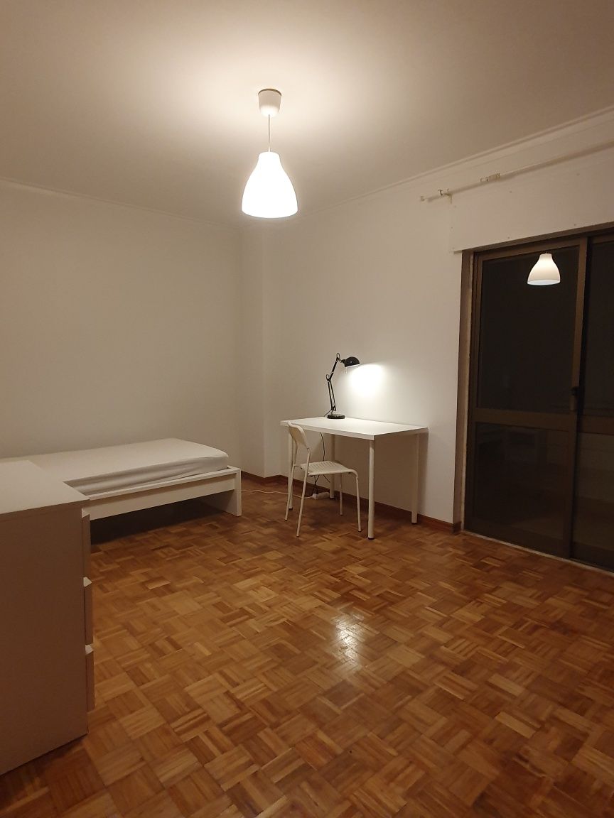 Aluga-se quarto muito espaçoso e com varanda fechada - São Mar
