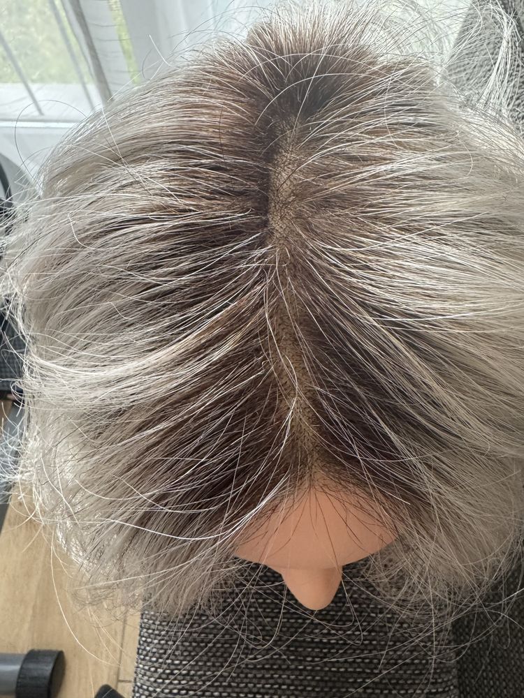 Peruka lace front Rokoko ruchomy przedzialek platyna z ciemnym odroste