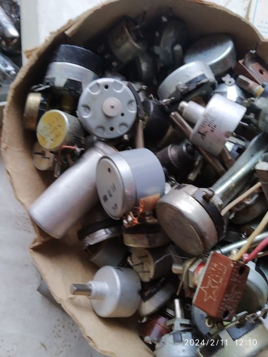 Радиодетали: лампы,конденсаторы,диоды и другое