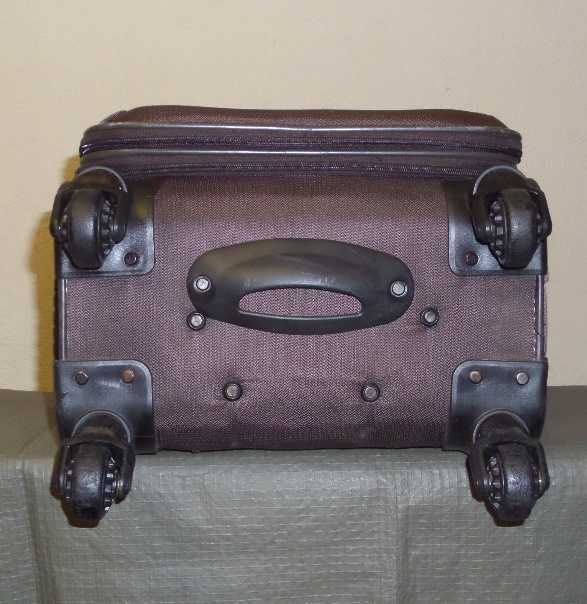 Чемодан коричневый Golden Horse,4колеса, размер корпуса 50Х35Х24/29см.