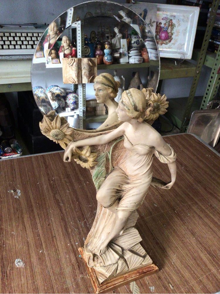 Estatueta em marfiniti com espelho lapidado com 45 cms de altura