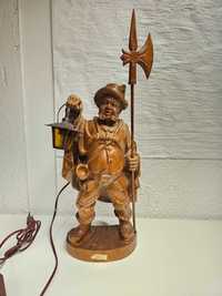 Stara ręcznie wykonana drewniana figurka halabartnika z lampką