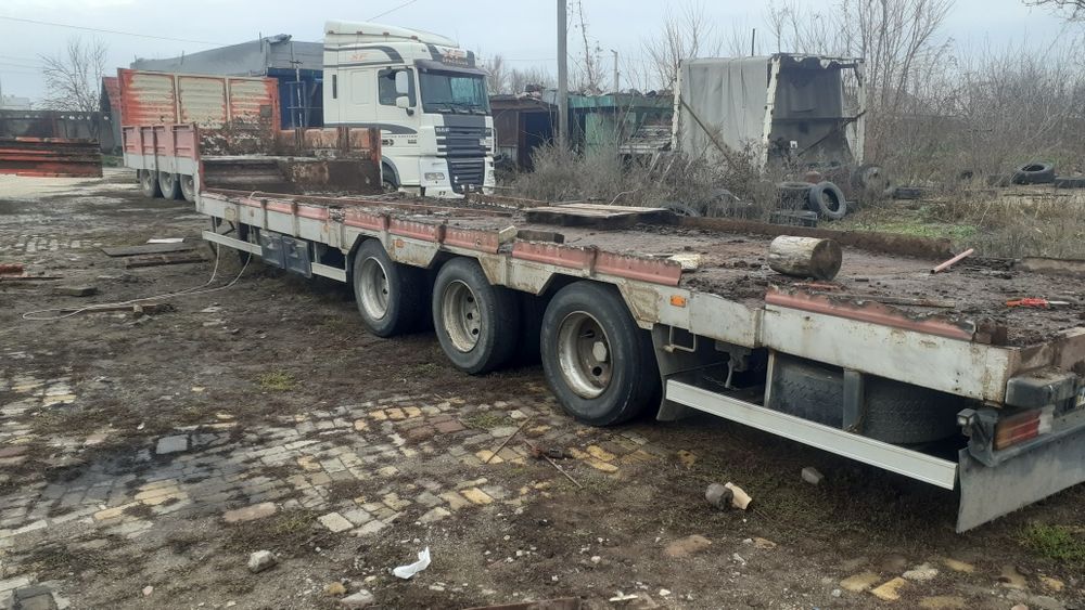 Напівпричеп платформа.