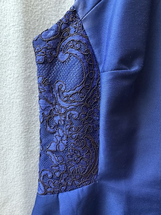 Intensywnie niebieska sukienka Orsay