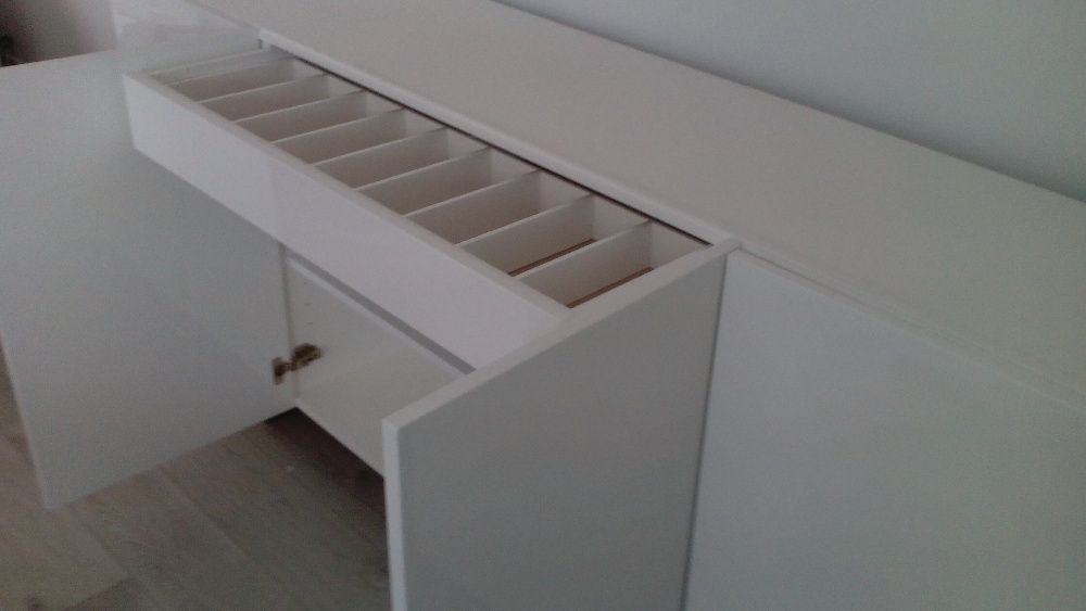 Aparador Alto Brilho Pés Inox