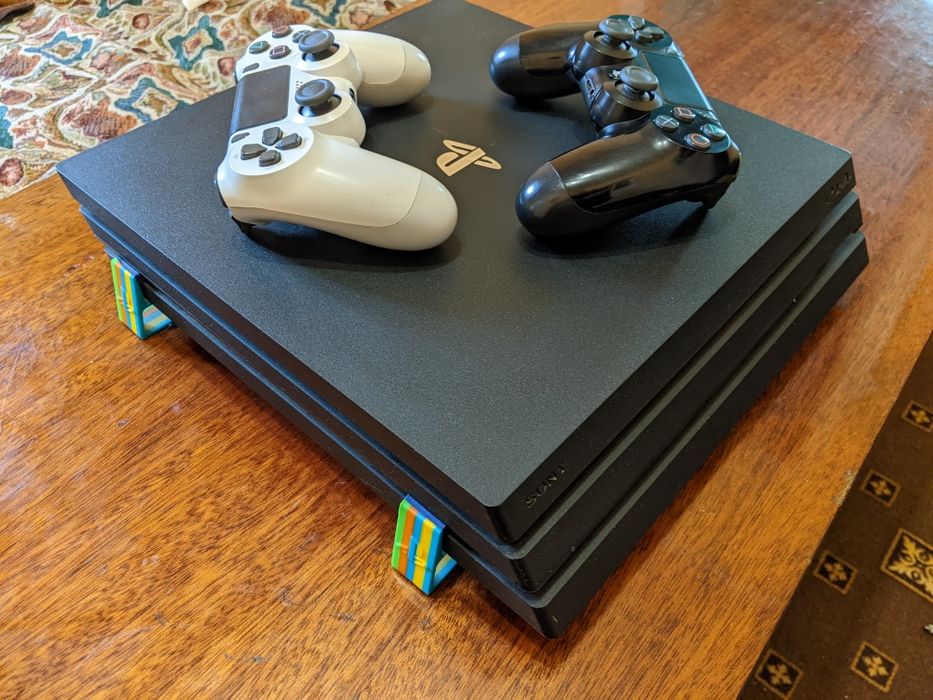 Ps-4 pro 1tb +2 геймпади +3 гри