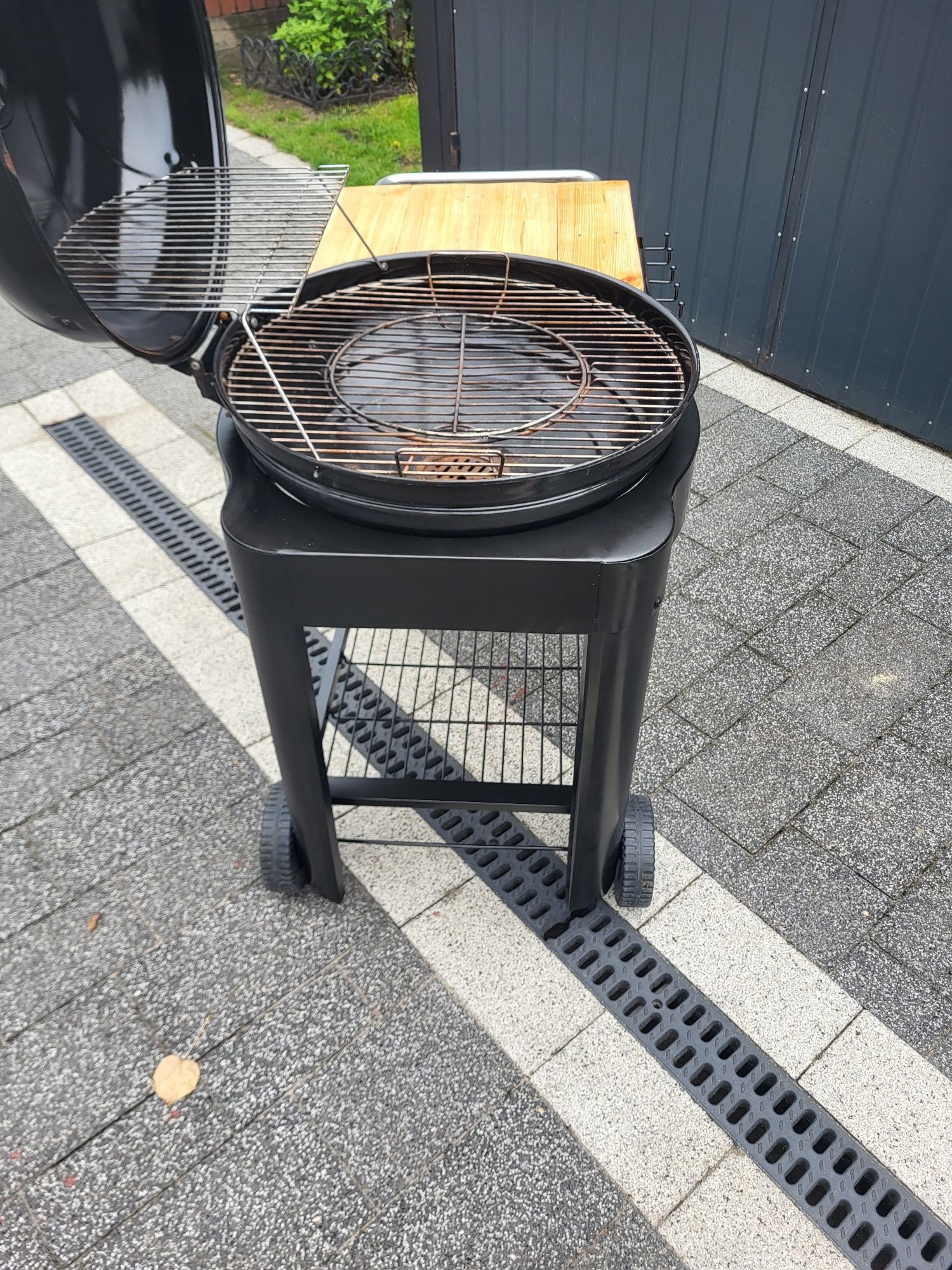 Grill węglowy z wozkiem
