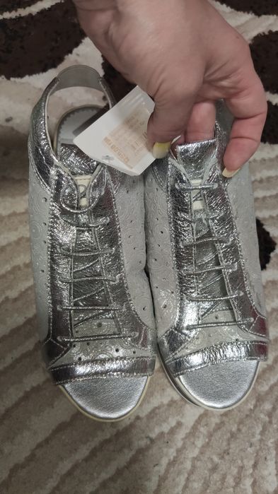 Босоножки-кросовки на танкетке