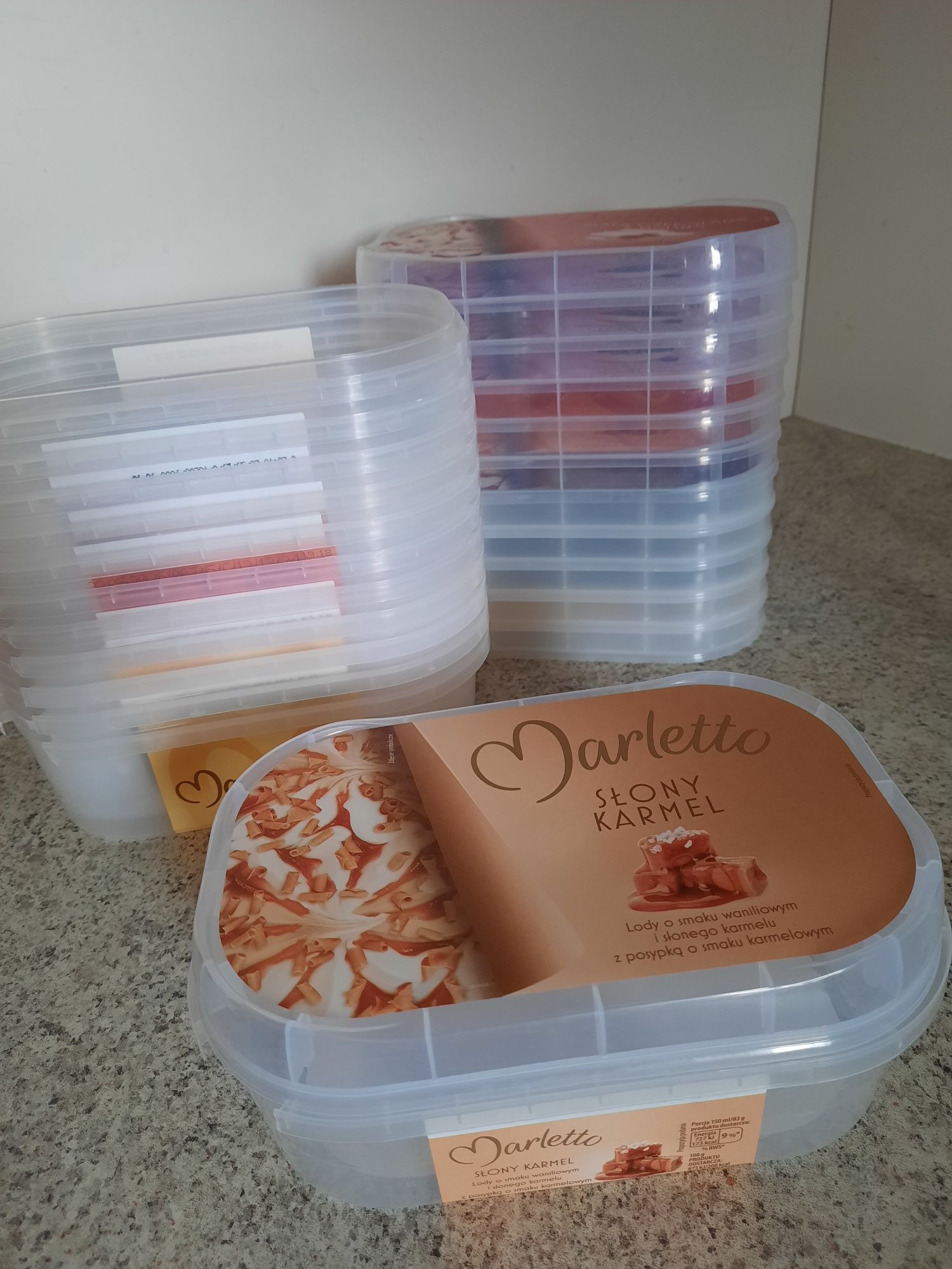Plastikowe pojemniki. Nadają się do żywności. Można w nich mrozić.