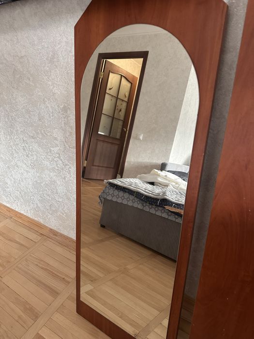 Вішалка і дзеркало в прихожу