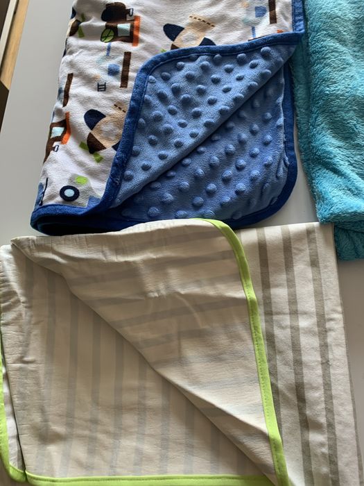 Zestaw kocyków mata nieprzemakalna dla chłopca niebieskie minky