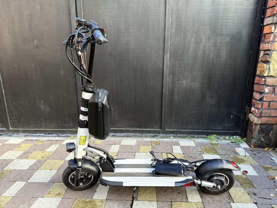 Самокат електричнийв гарному стані JX 168