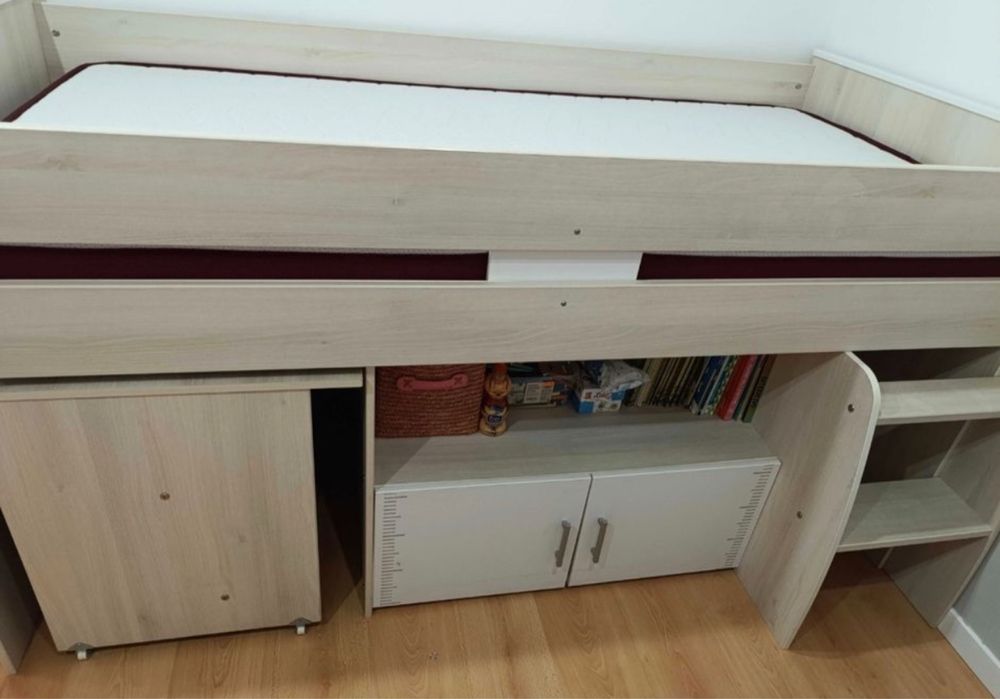 Cama de criança com arrumação e secretária.