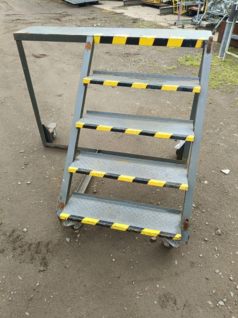 schody schodki podest ruchomy wejście