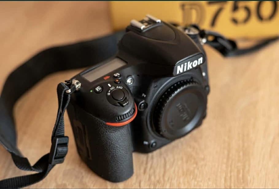 Камера Nikon 750D body