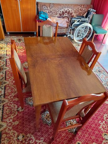 4 krzesła i rozkładany stół