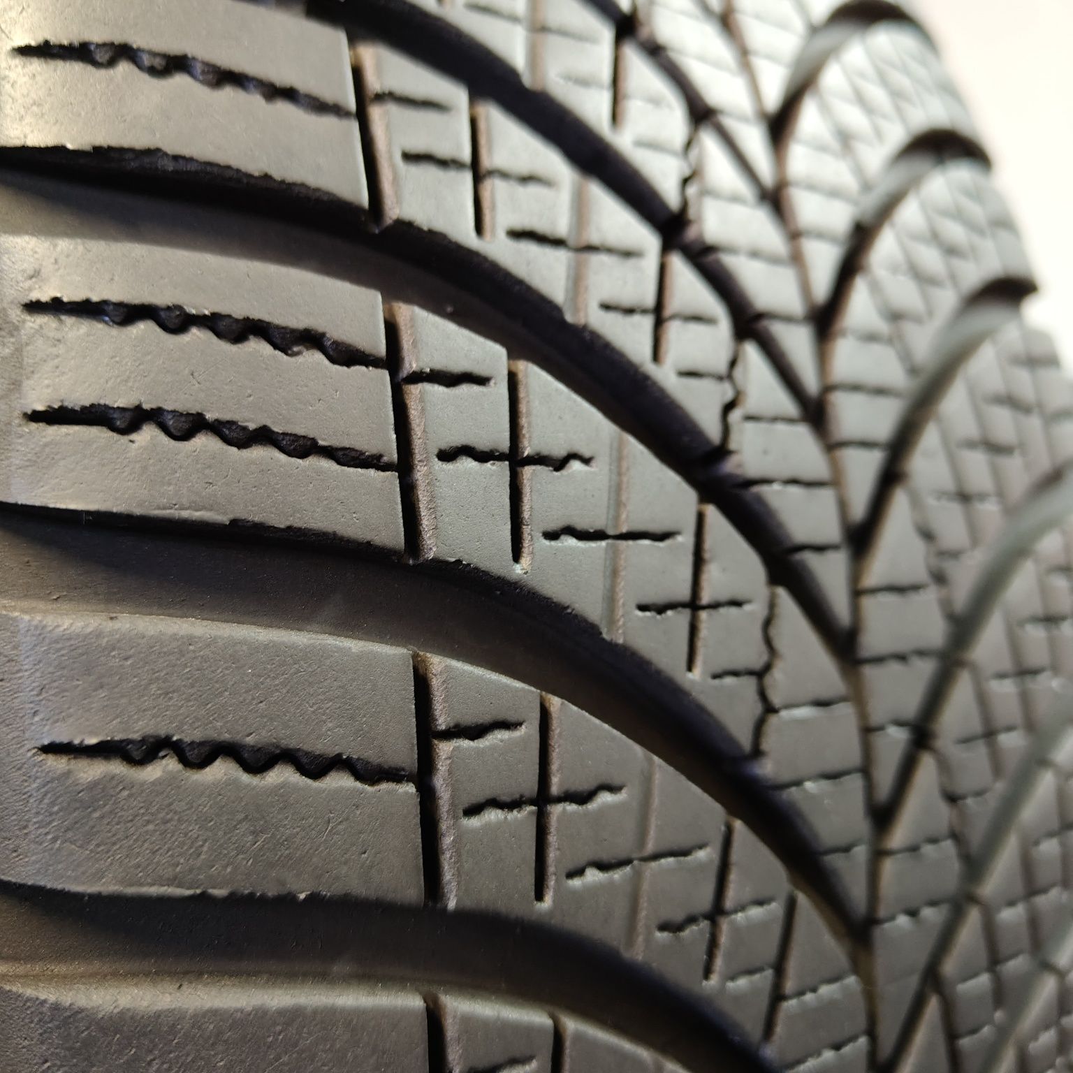 225/60/18 XL Sprzedam parę opon całorocznych Goodyear