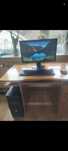 Komputer PC z monitorem klawiaturą i okablowaniem