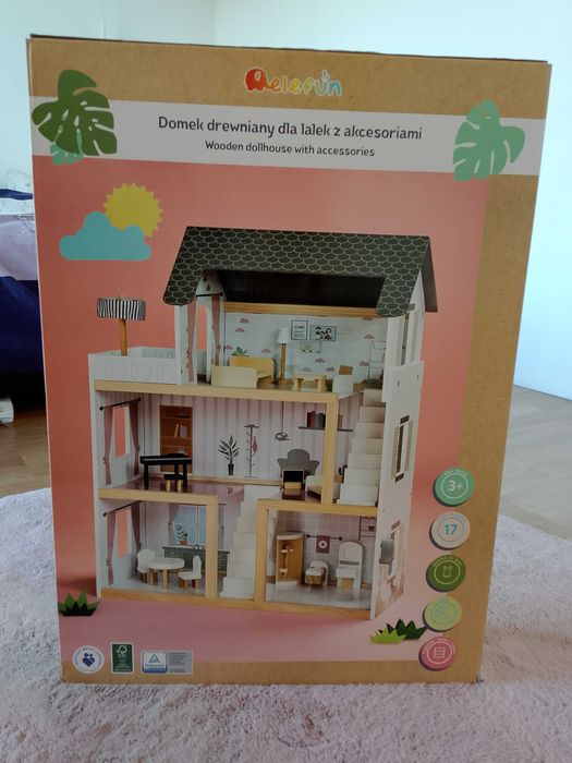 Drewniany domek z mebelkami.