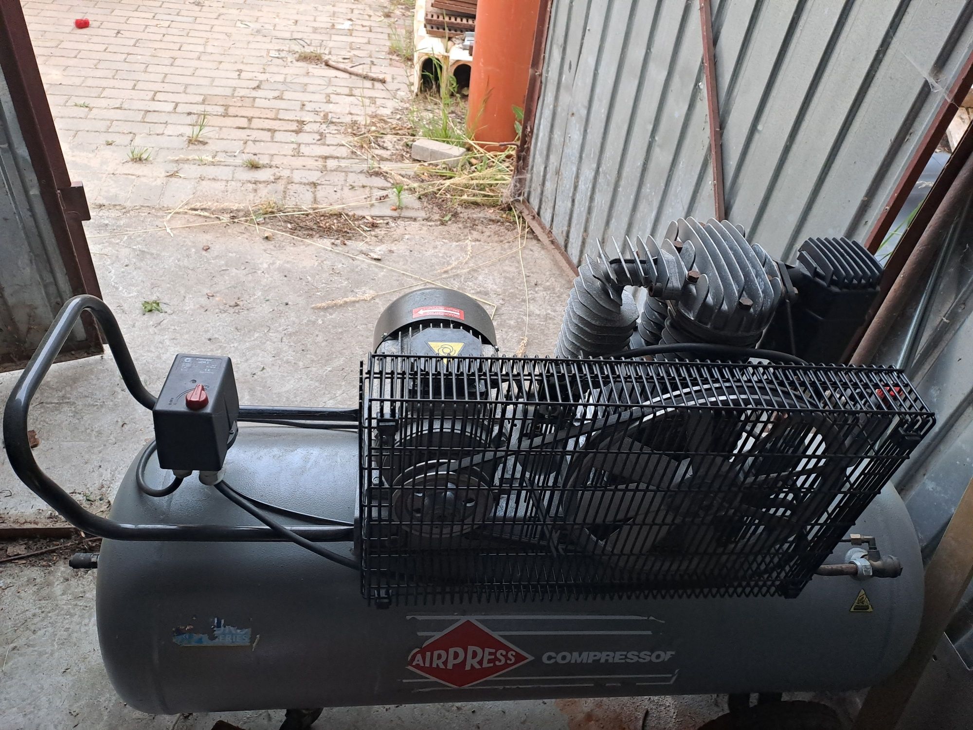 Kompresor HL 425-150 Pro 150 l 317 l/min 10 bar 3 KM 2.2 kW Dwutłokowy