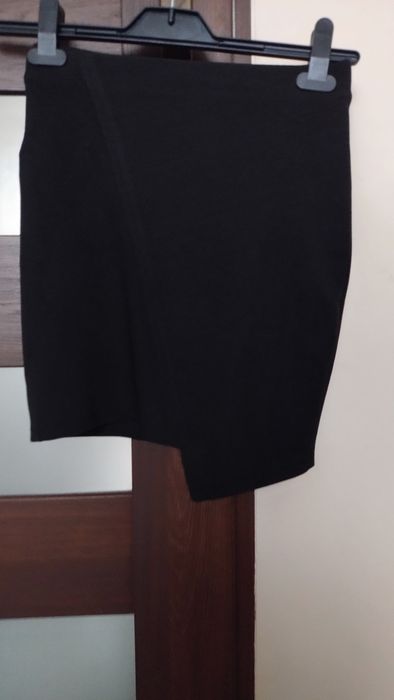 Czarna asymetryczna spódnica