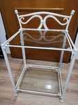 Mesa de apoio/cabeceira em metal e com 2 prateleiras de vidro.