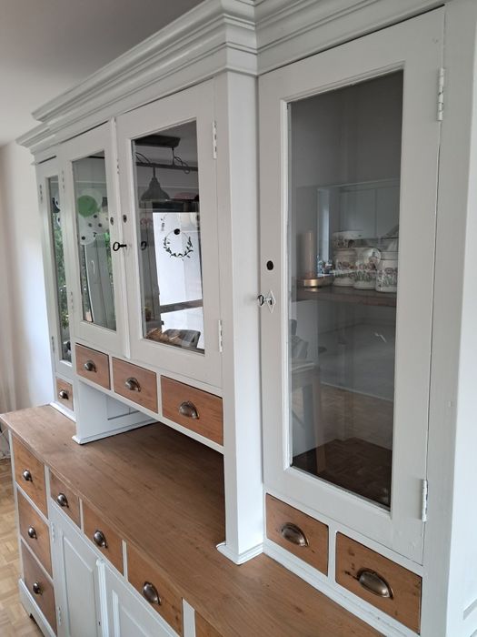 Piękny, duży kredens w stylu rustykalnym / vintage – drewno i biel
