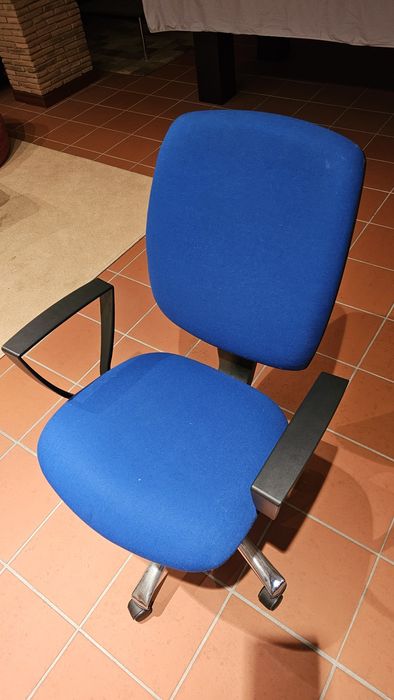 Cadeira de escritório almofadada com rodas