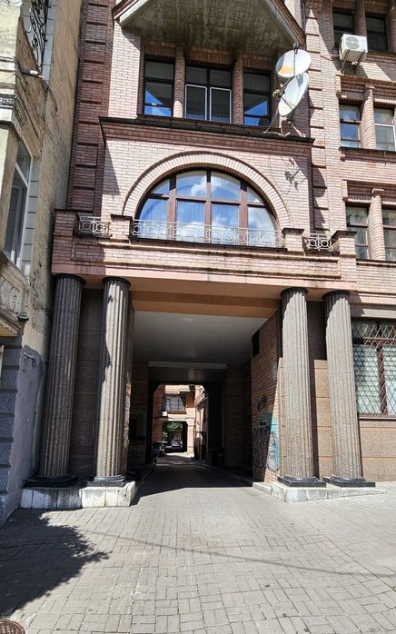 Гончара,28. Приміщення 42кв.м. під студію танцю або спортивну секцію.