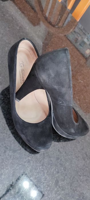 Sapatos pretos, em pele, n.37
De salto alto,