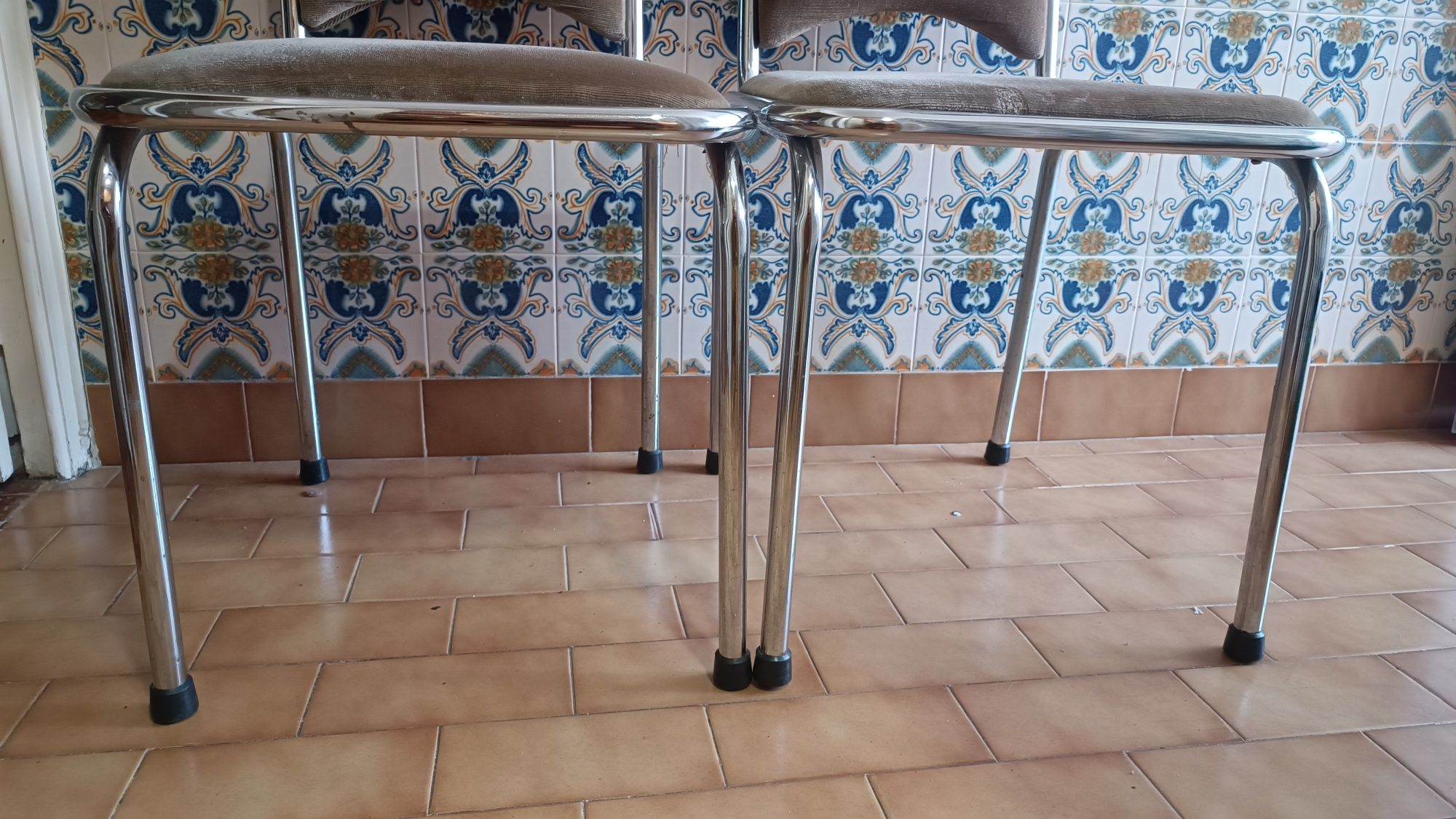 Mesa de vidro redonda estrutura em aço cromado e 5 cadeiras