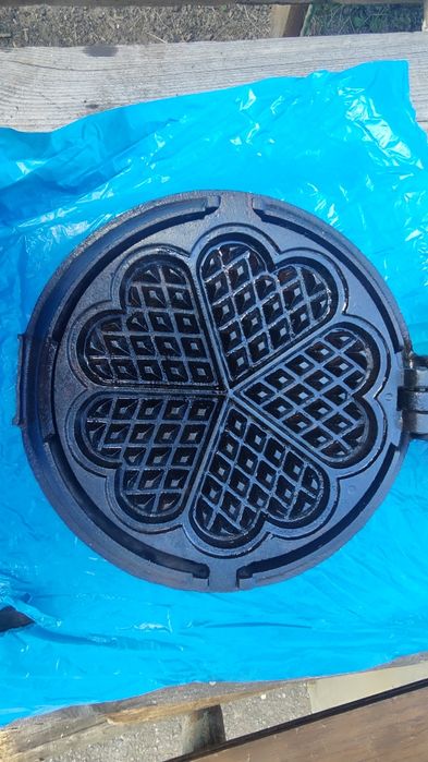 Żeliwna gofrownica z podstawą