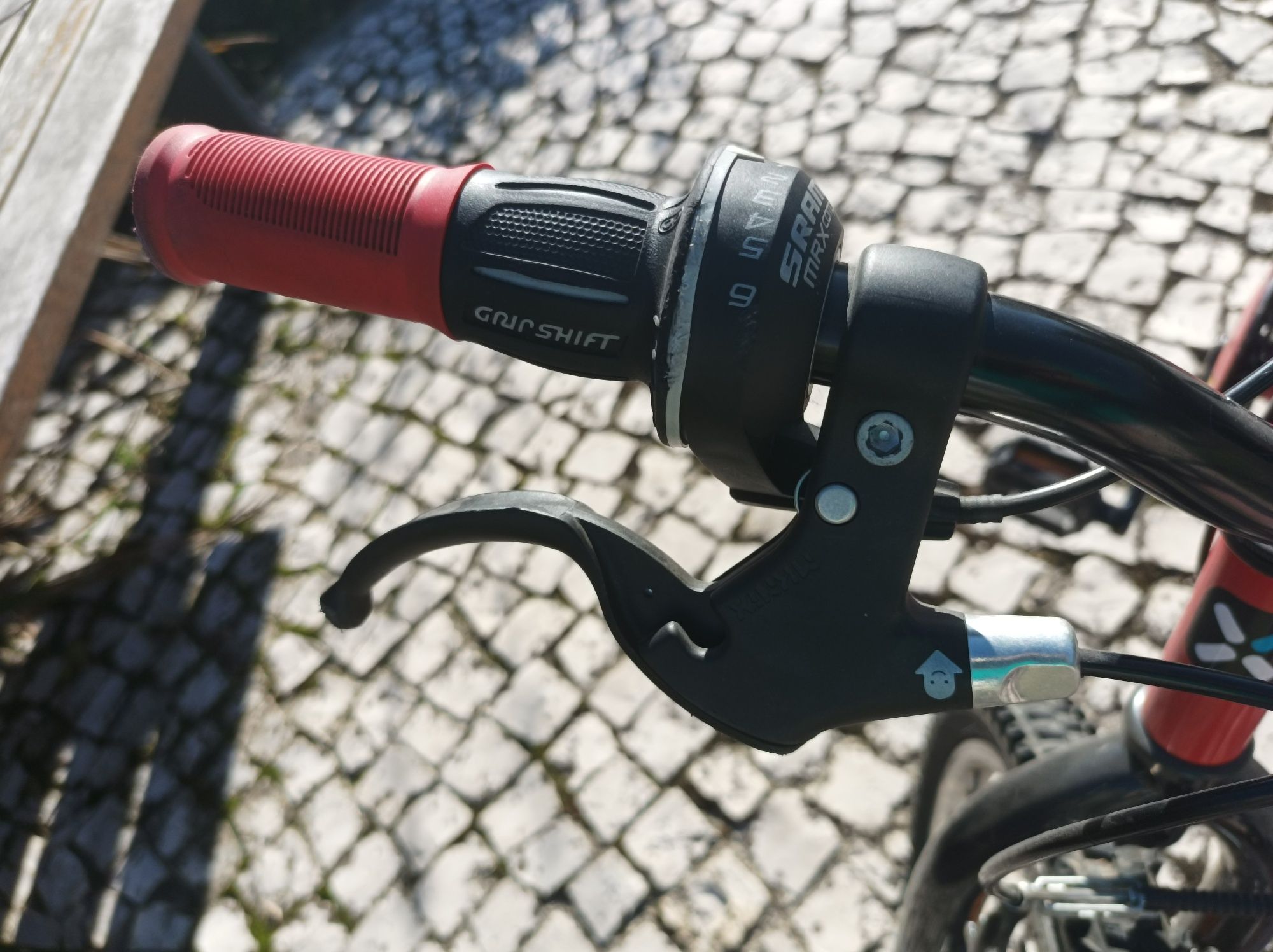 Bicicleta BTT criança 6-9 anos com descanso e protetores