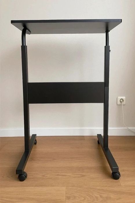 Mobilny stolik pod laptopa z regulacją wysokości na kółkach