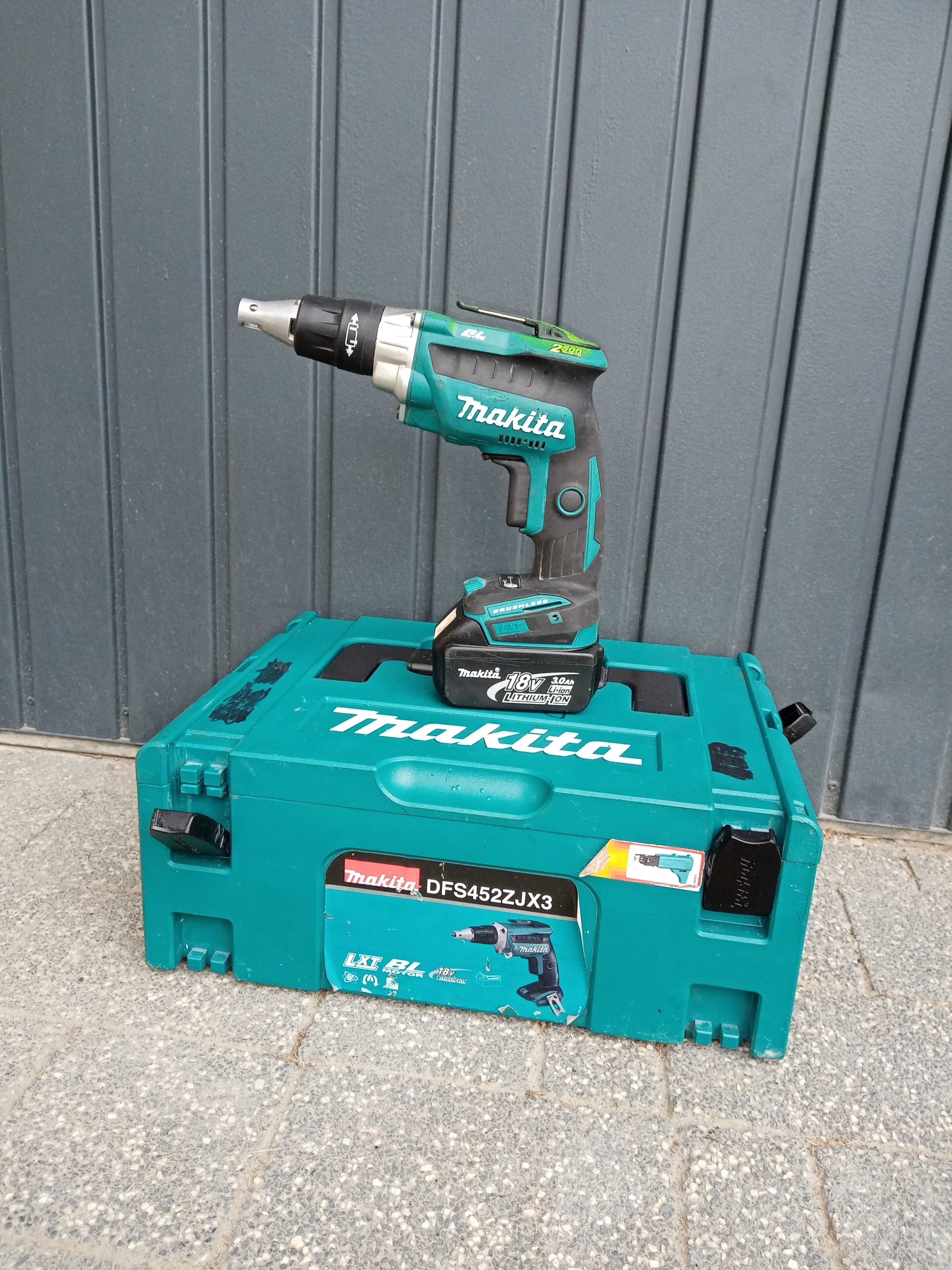 Wkrętarka taśmowa do płyt gipsowo kartonowych Makita DFS 250 + Bateria